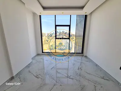 شهر مجاني في شقة جديدة تمامًا مكونة من غرفتي نوم وصالة مع خزائن ملابس وشرفة وموقف سيارات مغطى