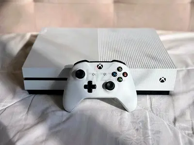 {MINT CONDITION} Xbox One S 1TB with Games