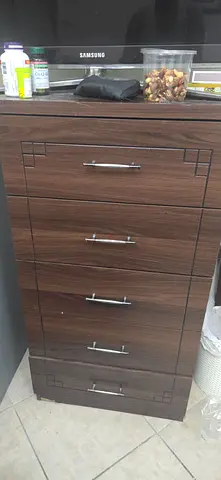 Dark wood 5-drawer chest / dresser in good condition