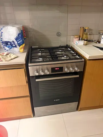 Used freestanding gas oven with 4-burner hob — good working condition