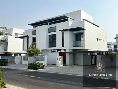 فيلا فاخرة للإيجار مدينة أجمل مكان الحمرية بـ 175,000 درهم | شهرين مجاناً 5 غرف ماستر وغرفة خادمة و8 حمامات وحديقة وروف وباركن سهل الوصول لدبي الشارقه
