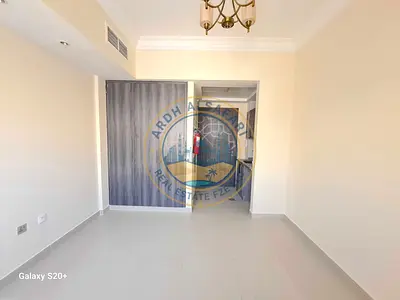 شقة استوديو واسعة مع خزائن ملابس