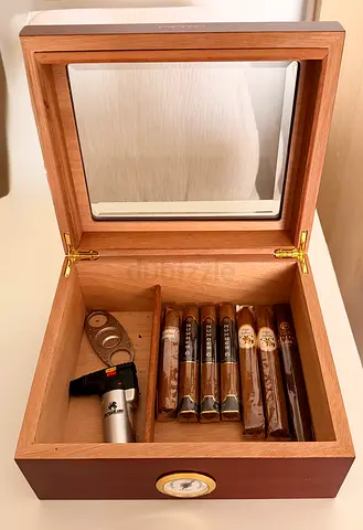 PIPITA Wooden Cigar Humidor with Hygrometer, Cutter & Torch Lighter