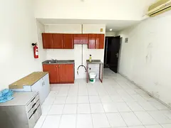 Lavish studio good building near muwailah bus stop rent in just 21k