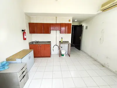 Lavish studio good building near muwailah bus stop rent in just 21k
