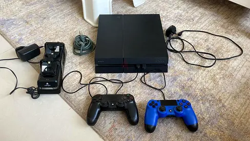 PlayStation 4 1TB (CUH-1216B) Bundle - 2 Controllers + Charging Dock and 1 Game (EVOLVE)