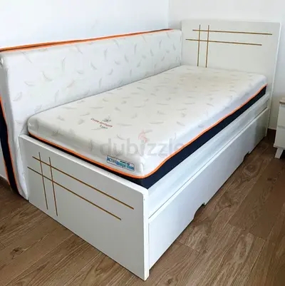 Pair of Single Beds white daybed with trundle and mattress - good condition