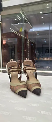 Beige women's high heel pumps - size not specified