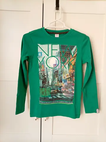 Green long-sleeve kids T-shirt with New York print - size approx 7-8 yrs