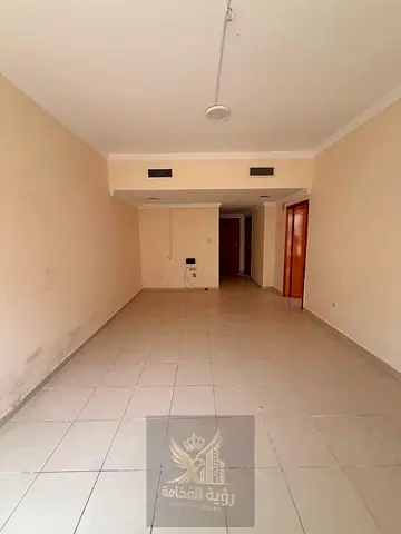 شقة غرفة وصالة للايجار السنوي في القليعة، حمامان، بلكونة وخزائن حائط. السعر 30000 درهم، 4 أو 6 دفعات، التأمين 2000 درهم بعد شهر.