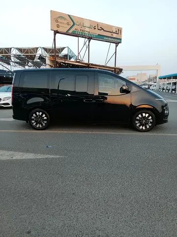 2025 Hyundai STARIA photo 2