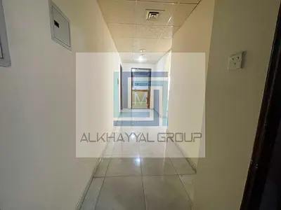 شقة غرفة وصالة مع بلكونة | تصميم عائلي واسع | موقع حيوي في الند الشارقة