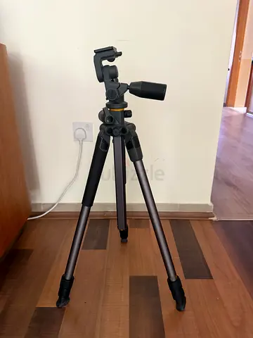 Lightweight aluminum camera tripod with pan head - good condition