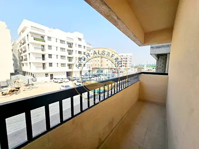 شقة جديدة تمامًا مكونة من غرفة نوم واحدة وحمامين وخزائن ملابس وشرفة.