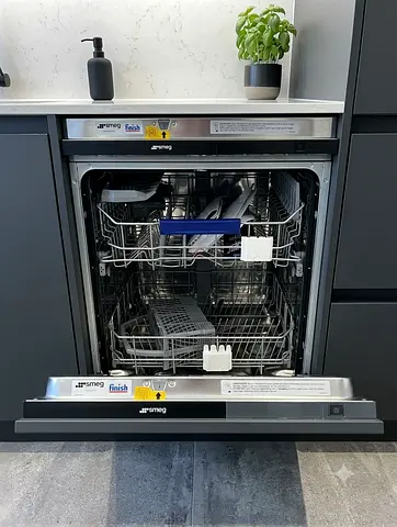 Smeg Fully Integrated Built-In Dishwasher – Sleek Modern Kitchen Design