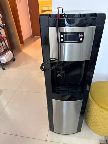Water dispenser bottom loading