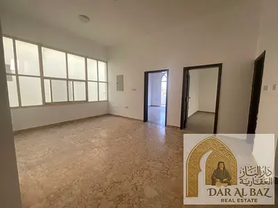 ثانى ساكن افخم فيلا بالشارقه مكونه من 5 غرف نوم وغرفه خادمه غرفه غسيل 2 بلكونه صاله ومجلس كبير 2 مطبخ موقع مميز جدا بالقرب من جميع الخدمات
