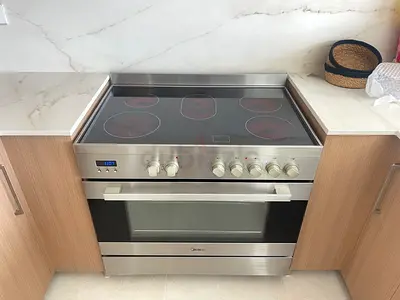 Electric oven like new 5 hubs new model super clean condition free delivery and installation warrant