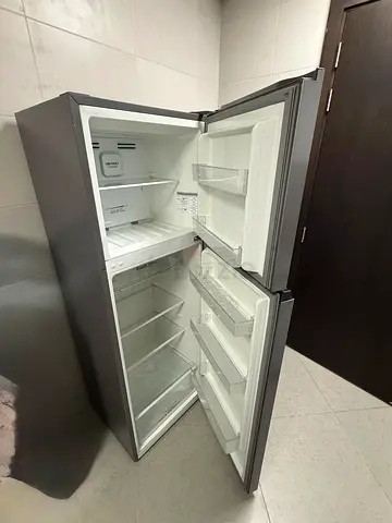 Hisense 328L Fridge/Freezer – For Repair or Parts