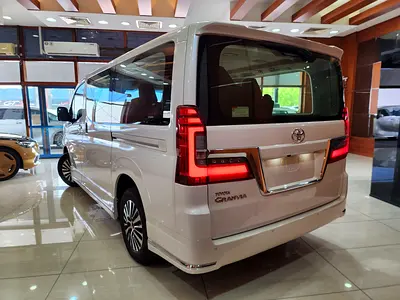 2026 Toyota GRANVIA — фото 4