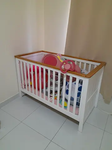 White wooden baby crib with mattress - good condition