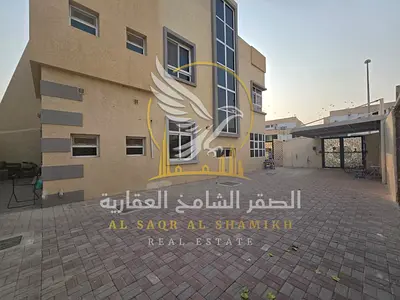 فيلا للايجار السنوي منطقه الجزات الشارقة اربع غرف ماستر وحوش واسع صيانه مجانيه تكييف اسبلت موفر للكهرباء غرفه خادمه ماستر