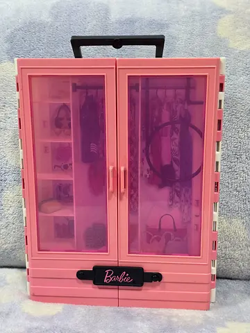 Barbie wardrobe with some accessories