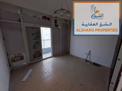 شقة واسعة ومضيئة بتقسيم ممتاز، تجمع بين الراحة والمساحة والمرافق المتكاملة. تتميز بغرفة ماستر وخزائن بالحائط وبلكونتين وإطلالة ممتازة، مع غاز طبيعي