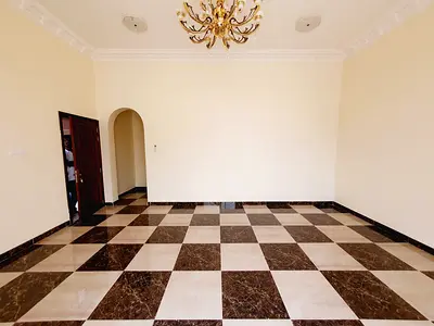 Amazing offer 4 badroom villa with maid room and balcony in Hoshi price 140k
