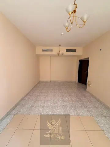 شقة غرفة وصالة للايجار السنوي في المجاز 3 بجوار الحديقة، حمامان. السعر 32000 درهم، الدفع 4 دفعات، التأمين 1500 درهم.