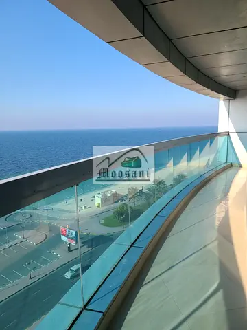 شقة واسعة مكونة من غرفتي نوم وصالة مع موقف سيارات وشرفة (إطلالة كاملة على البحر) وحمامين متاحة للإيجار بسعر 62,000 درهم إماراتي في برج كورنيش، عجمان