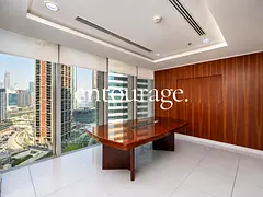 Partitioned | 5 parkings | Mid floor