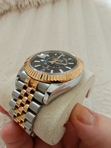 Rolex Sky-Dweller 42 – Ref. 326933 | Black Dial | Yellow Rolesor | Jubilee | 2021