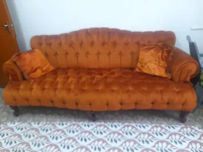 Vintage tufted three-seater velvet sofa in good condition