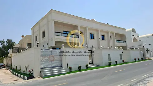 مجمع فلتين مجدد بالكامل قريب من البحر | منطقة الفشت الشارقة