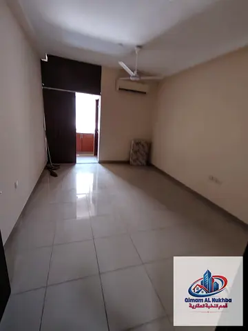Extra-large Al Ghuweir studio with a separate kitchen, split AC and central gas, in a quiet family-friendly building.