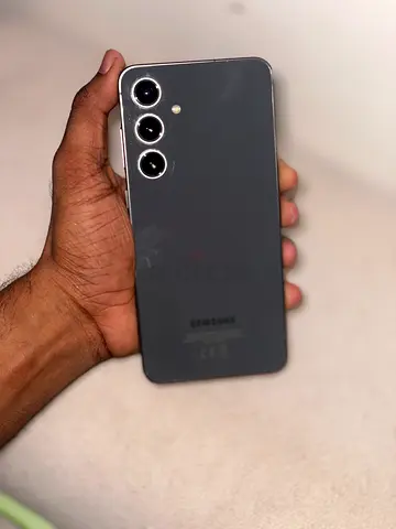Samsung Galaxy phone with triple rear cameras - good condition s24 FE 8/256