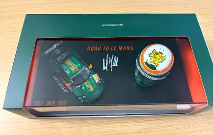 Porsche 911 RSR and Michael Fassbender helmet – Very Limited Edition - Dealer Edition