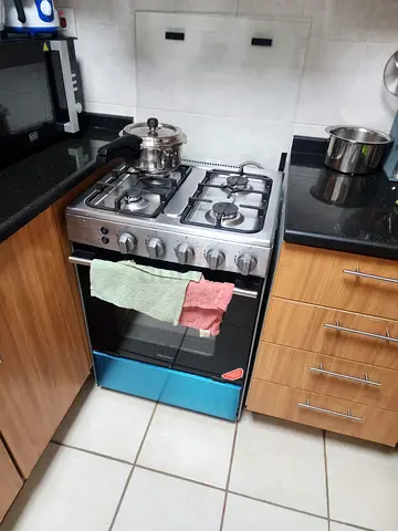 Used freestanding gas cooker with oven - great condition