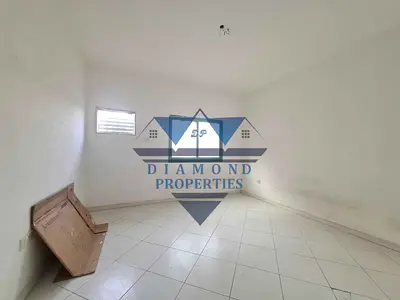 Very spacious and good location near by buss stop king faisal Rd 2bhk close hall with dining table