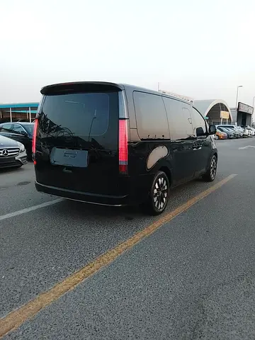 2025 Hyundai STARIA photo 3