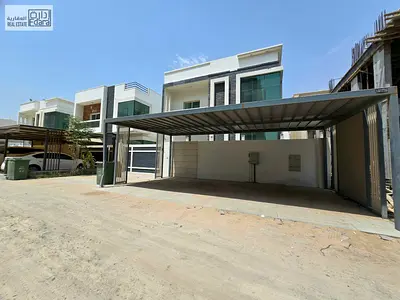 فيلا 5 غرف ماستر للإيجار في الحليو 2. حمامات خاصة. غرفة خادمة .مجلس وصالة عائلية. 3 مواقف مغطاة. 3,200 قدم²