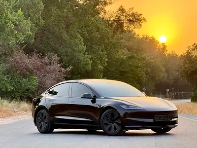 TESLA MODEL 3 STANDER GCC 2024 Service history (under warranty) تسلا موديل 3 ستاندر خليجي موديل 2024
