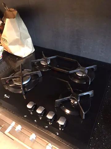 Excellent Condition Whirlpool 4-Burner Built-in Gas Hob Black Glass