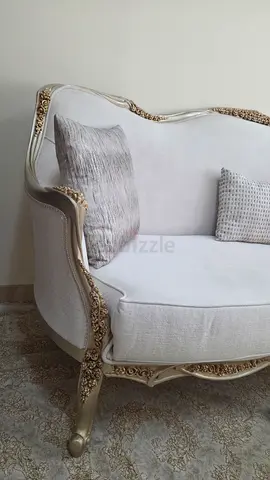 Vintage French-style 2-seater sofa in light grey with carved wood frame