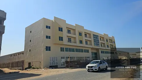 فرصة صناعية ضخمة للإيجار في أم القيوين مجمع صناعي متكامل بمساحة إجمالية تصل إلى 44,000 قدم مربع، مناسب للمصانع الكبرى والشركات الصناعية والمستثمرين و