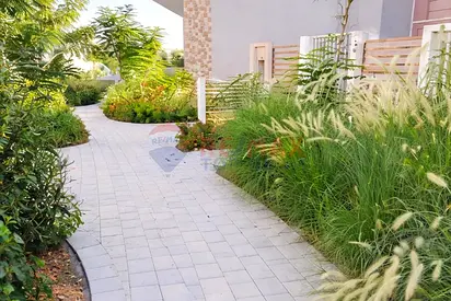 READY - MIDDLE UNIT TOWNHOUSE IN PEACEFUL AREA - NEGOTIABLE!
