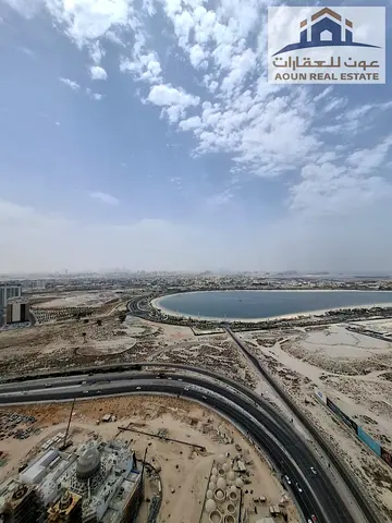 🔥 دوبلكس 3 غرف وصالة | إطلالة كورنيش الممزر | غرفة خادمة | موقف سيارة | 90,000 درهم 🇦🇪 دوبلكس للإيجار السنوي – إطلالة كورنيش الممزر