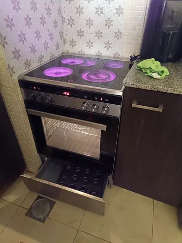 SiEMENSE IQ300 Electric Ceramic Hob with Oven - Good Working Condition