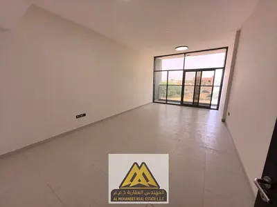 اول ساكن غرفتان وصالة. غرفتا ماستر. 3 حمامات. بلكونة. صالة منفصلة. مساحات واسعة جدًا. موزع كبير وعملي للشقة.